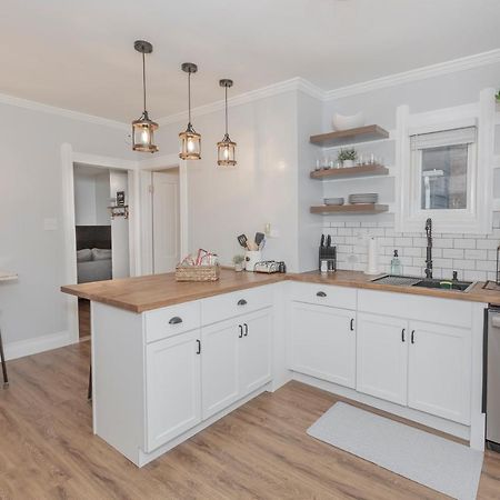 Appartement In The Heart Of Little Italy! Free Parking! à Cleveland Extérieur photo
