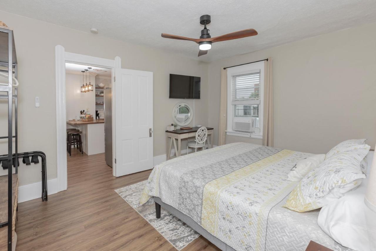 Appartement In The Heart Of Little Italy! Free Parking! à Cleveland Extérieur photo