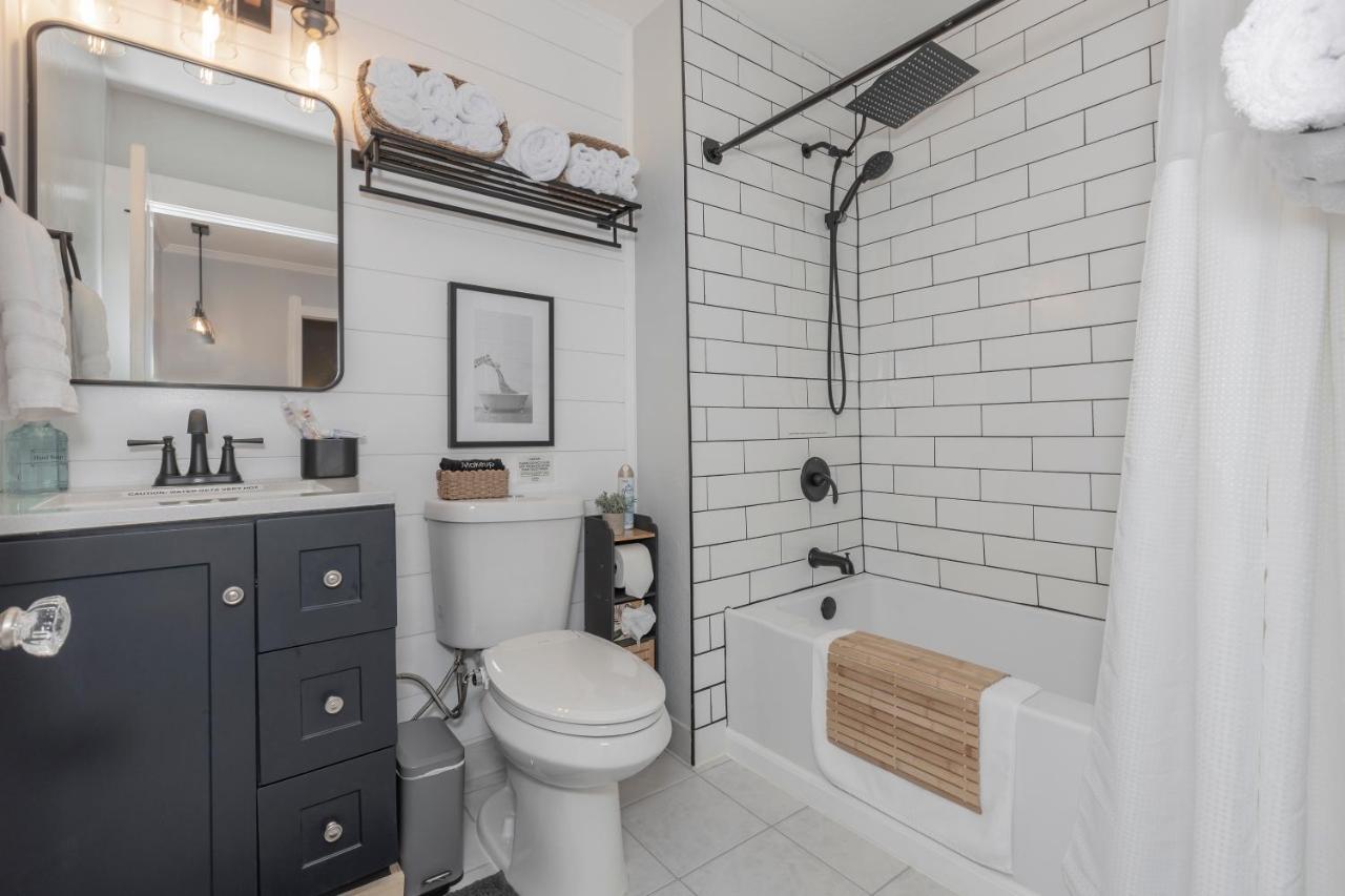 Appartement In The Heart Of Little Italy! Free Parking! à Cleveland Extérieur photo