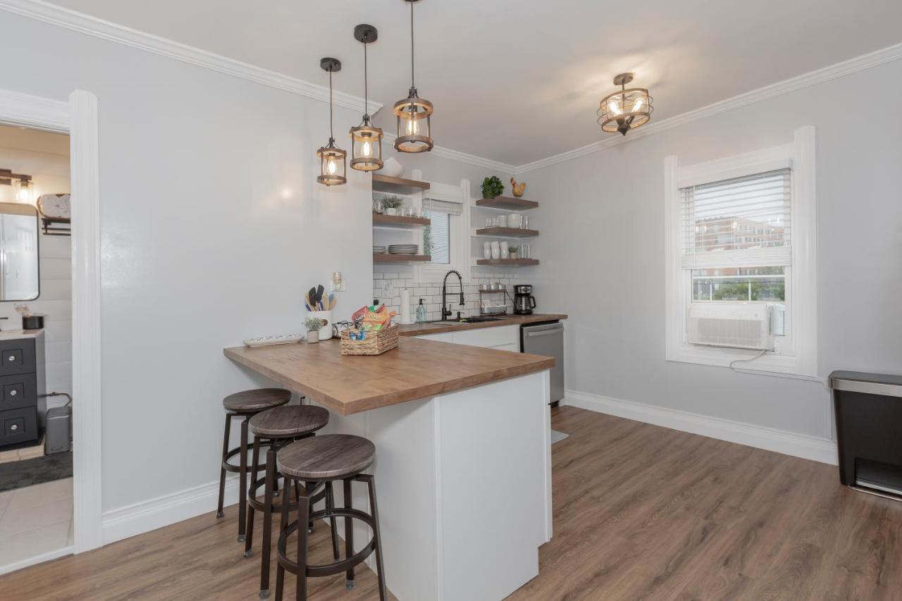 Appartement In The Heart Of Little Italy! Free Parking! à Cleveland Extérieur photo