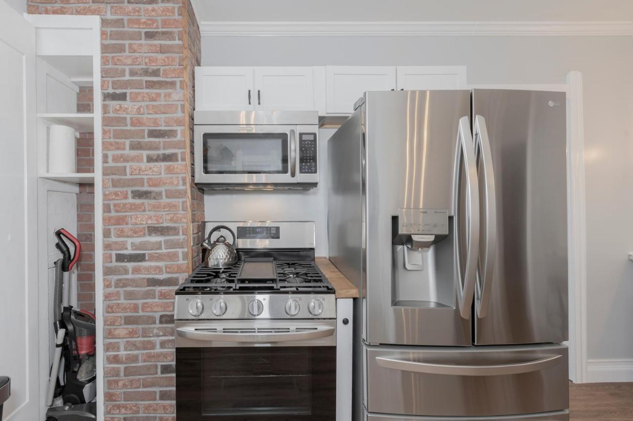 Appartement In The Heart Of Little Italy! Free Parking! à Cleveland Extérieur photo